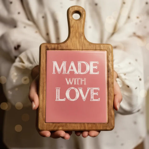 Taglieri bomboniera personalizzati in legno d’ulivo, ardesia e vetro con nastri e confetti – idea utile ed elegante.