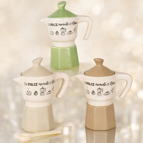 Bomboniera zuccheriera in ceramica a forma di caffettiera con scritta decorativa.