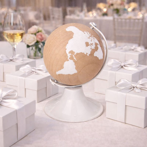 Bomboniera mappamondo decorativo in legno con base bianca, idea originale per eventi a tema viaggio