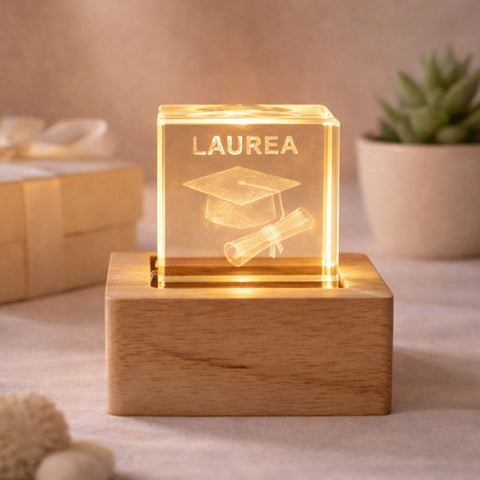 Cubo di Cristallo Luminoso Laurea con Base in Legno – Bomboniera Incisa con Tocco e Pergamena
