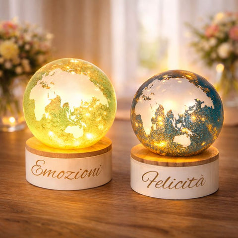 Bomboniera globo LED collezione Eclissi con base in legno e scritte Emozioni o Felicità, tema viaggio