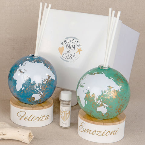 Diffusore di essenza a globo collezione Eclissi con base in legno e scritte Emozioni o Felicità, bomboniera tema viaggio