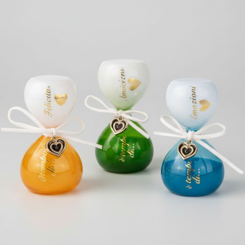 Clessidra bomboniera in vetro colorato con frase motivazionale e ciondolo a cuore, idea regalo per comunione e nozze