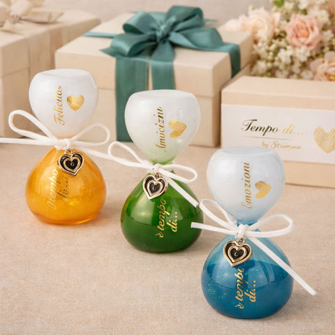 Clessidra bomboniera in vetro colorato con frase motivazionale e ciondolo a cuore, idea regalo per comunione e nozze