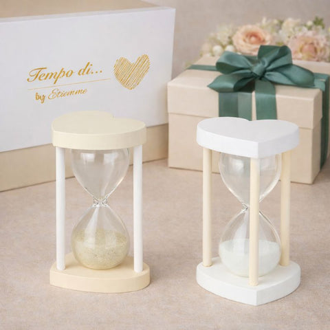 Clessidra bomboniera in vetro con base e piano in legno a forma di cuore, ideale per matrimoni e anniversari