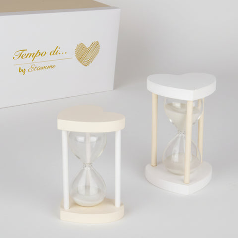 Clessidra bomboniera in vetro con base e piano in legno a forma di cuore, ideale per matrimoni e anniversari
