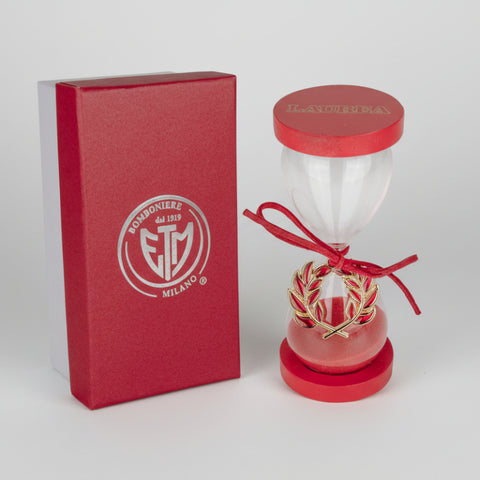 Bomboniera clessidra laurea in vetro con sabbia rossa, nastrino e decorazione a corona d’alloro, con scatola regalo