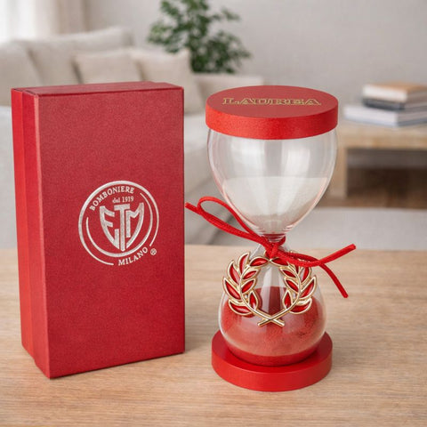 Bomboniera clessidra laurea in vetro con sabbia rossa, dettagli a tema e scatola regalo, altezza 13 cm