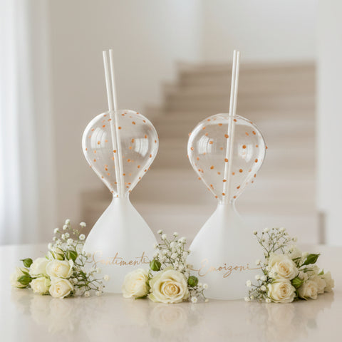 Diffusore di ambiente a clessidra collezione Emozioni in vetro con base satinata e scritta dorata, altezza 17 cm