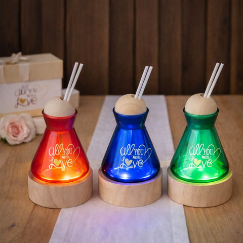Diffusore di essenze con LED All You Need Is Love in vetro colorato con base in legno, bomboniera romantica