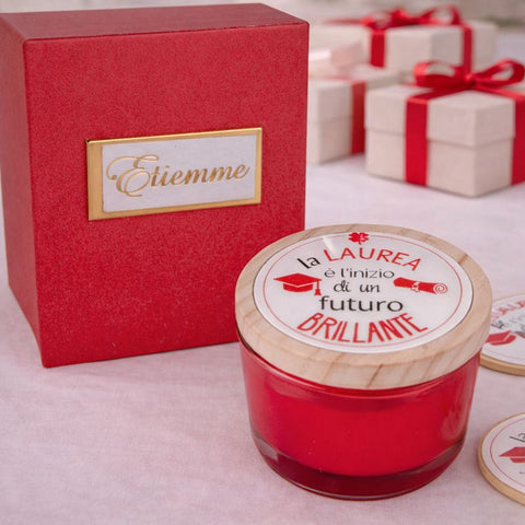 Candela bomboniera laurea in vetro rosso con tappo in legno e frase “La laurea è l’inizio di un futuro brillante”, con scatola regalo