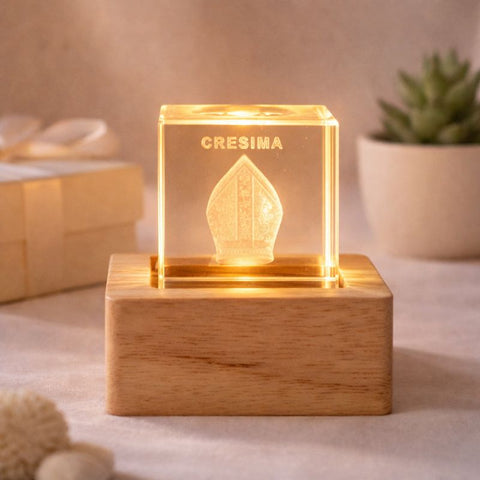 Cubo di Cristallo Luminoso Cresima con Mitra – Bomboniera Religiosa con Base in Legno