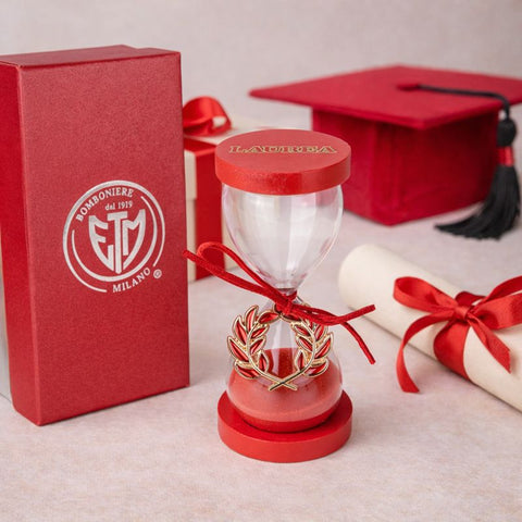 Bomboniera clessidra laurea in vetro con sabbia rossa, nastrino e decorazione a corona d’alloro, con scatola regalo