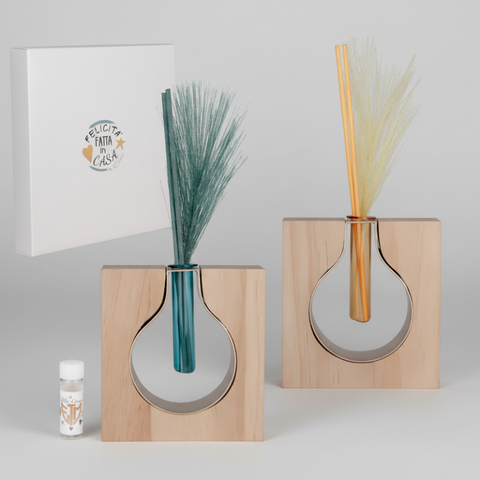 Profumatore ambiente a goccia con base in legno e piume decorative, bomboniera elegante