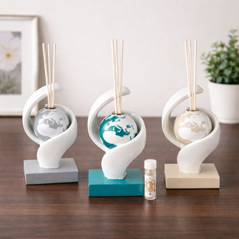 Diffusore essenza a forma di mappamondo con bastoncini. Bomboniera originale ed economica per matrimoni ed eventi a tema viaggio.