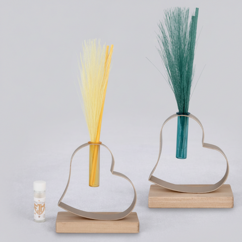 Diffusore ambiente a forma di cuore con base in legno e bacchette a piuma colorate assortite, bomboniera originale matrimonio