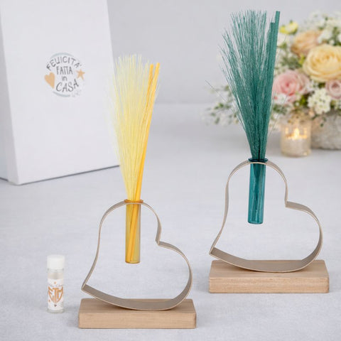 Diffusore ambiente a forma di cuore con base in legno e bacchette a piuma colorate assortite, bomboniera originale matrimonio