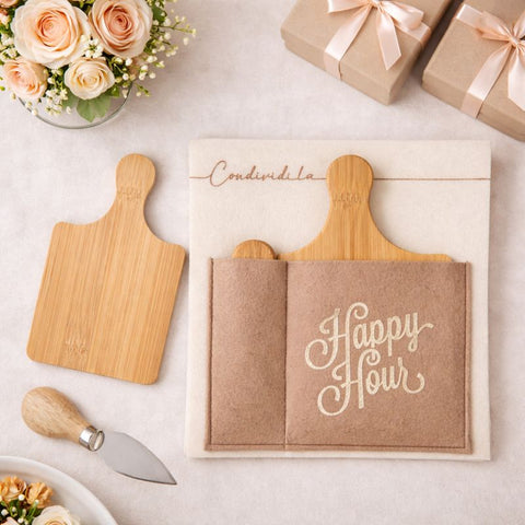 Set aperitivo con tagliere in legno e coltellino confezionato in box tessuto, bomboniera utile e originale per matrimonio