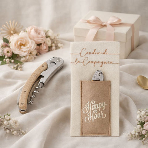 Bomboniera utile e originale: cavatappi con custodia elegante, ideale per matrimoni ed eventi. Pronta da regalare, pratica e raffinata.
