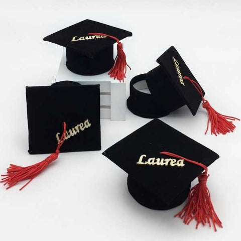 SCATOLINE TOCCO LAUREA NERO CON SCRITTA E NAPPINA CAPPELLO
