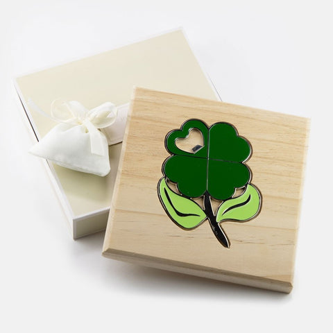 sottopentola in legno con apribottiglie quadrifoglio