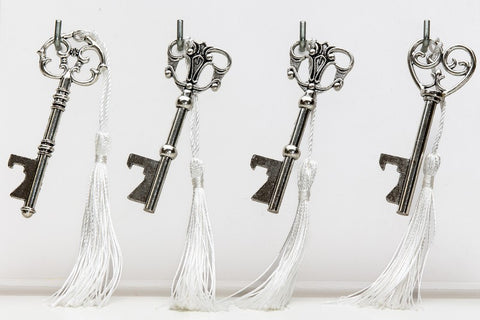 chiave apribottiglia metallo color argento con nappina bianca