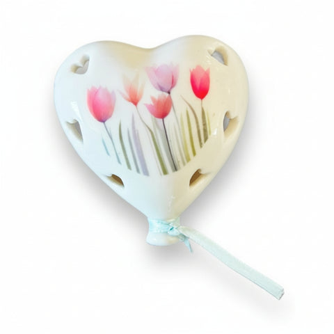 Bomboniera a forma di palloncino a cuore in ceramica bianca con decoro di tulipani rosa e trafori luminosi