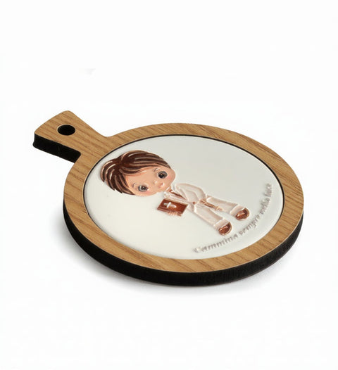 Bomboniera calamita a forma di tagliere tondo in legno con inserto in porcellana raffigurante bimbo comunione e scritta beneaugurante.