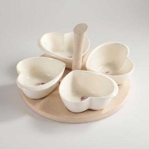 Bomboniera matrimonio antipastiera composta da quattro ciotoline in porcellana bianca a forma di cuore con decoro floreale su vassoio circolare in legno