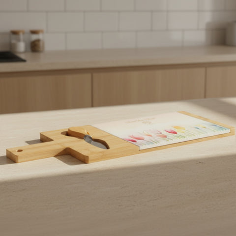 Bomboniera matrimonio composta da un tagliere rettangolare in bamboo con impugnatura, piastrella centrale in ceramica decorata con tulipani