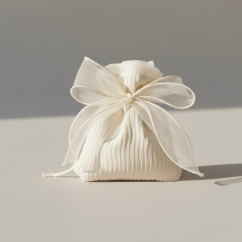 Bomboniera sacchetto in tessuto bianco plissettato con grande fiocco in organza