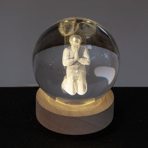 Sfera Cristallo Luminosa Ragazzo in Preghiera 3D - Bomboniera Prima Comunione