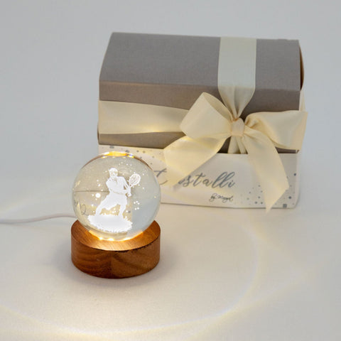 Lampada LED Sfera Tennista 3D con Base in Legno