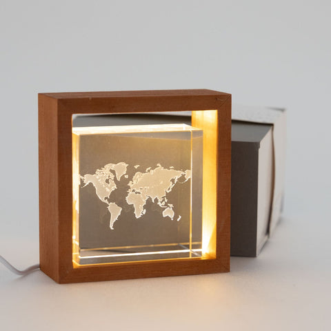 Lampada in cristallo 3D "Il Mondo in una Luce" con cornice in legno