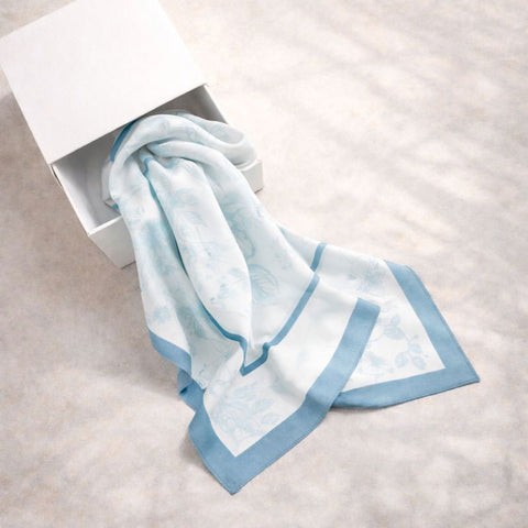 Foulard azzurro floreale Linea Flora Madrhélen Paris in confezione regalo elegante