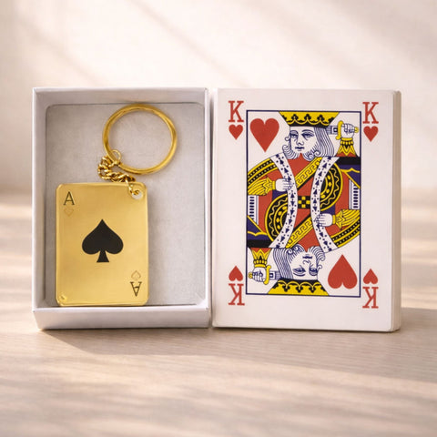 Portachiavi dorato Asso di Picche in plexiglass confezionato in scatola bianca con carta Re di Cuori