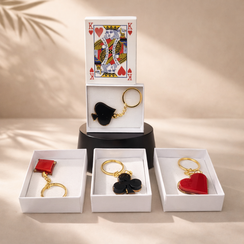 Portachiavi simboli poker assortiti - Cuori, Quadri, Picche, Fiori in plexiglass dorato con scatola regalo bianca e Re di Cuori
