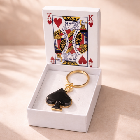 Portachiavi simbolo Picche nero in plexiglass lucido con bordatura dorata, scatola bianca e Re di Cuori