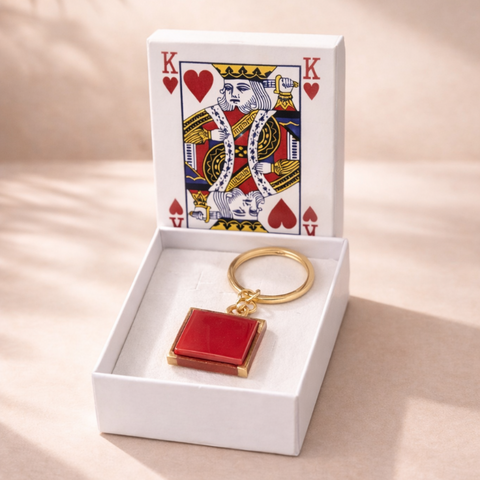 Portachiavi simbolo Quadri rosso in plexiglass lucido con bordatura dorata e confezione elegante bianca