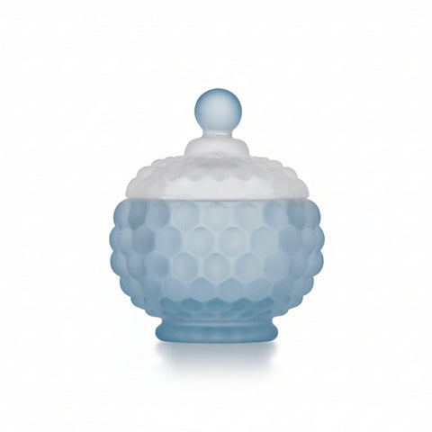 Portaoggetti tondo in vetro satinato celeste con coperchio bianco a bolle e pomello, collezione Bubble di Madrhélen Paris su sfondo bianco.