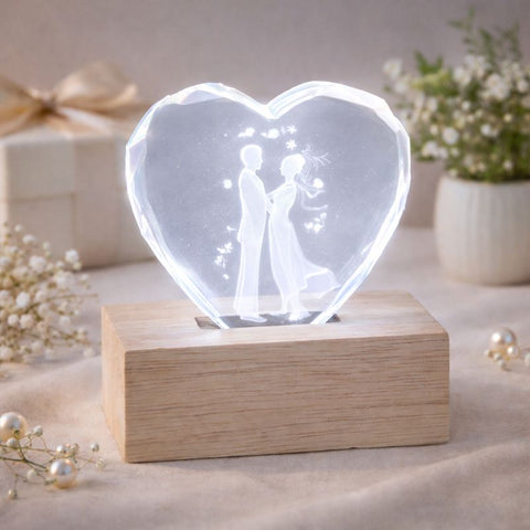 Lampada LED a forma di cuore con coppia incisa e base in legno, bomboniera romantica per matrimonio