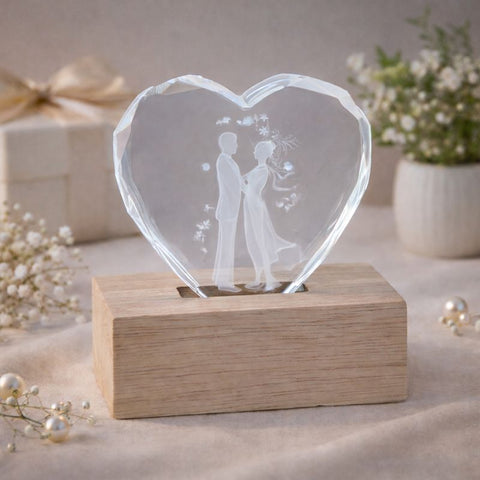 Lampada LED a forma di cuore con coppia incisa e base in legno, bomboniera romantica per matrimonio