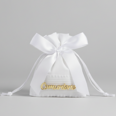 Sacchetto portaconfetti bianco per Prima Comunione con fiocco in raso e scritta "Comunione" dorata in rilievo.