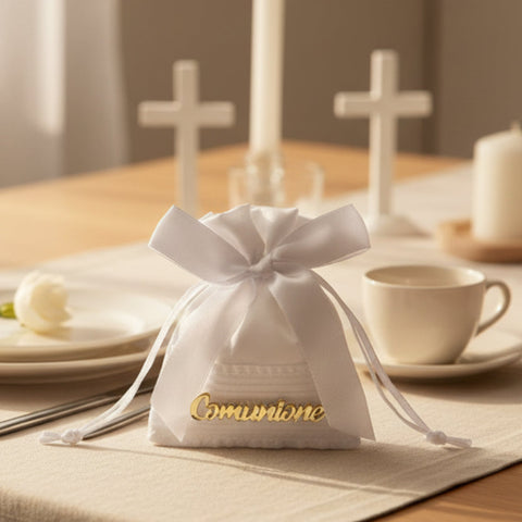 Sacchetto portaconfetti bianco per Prima Comunione con fiocco in raso e scritta "Comunione" dorata in rilievo.
