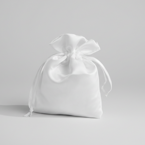 Sacchetto regalo in raso bianco lucido con chiusura a cordoncino, dimensioni 9x12 cm, ideale per confetti e bomboniere.
