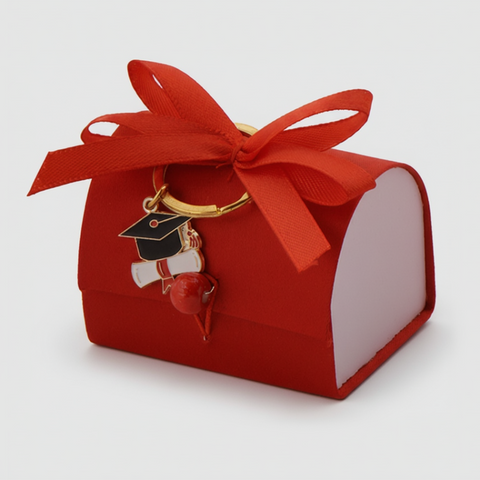 Scatolina rossa a bauletto per laurea con fiocco in raso e portachiavi smaltato raffigurante cappello da laureato e diploma.