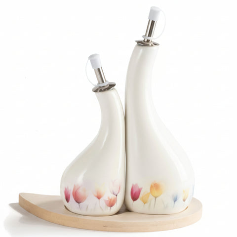 Set di due oliere in porcellana bianca con decorazione floreale a tulipani colorati, su vassoio di legno chiaro. Beccucci in acciaio inox con tappo. Oggetto utilizzato come bomboniera per matrimonio/evento.
