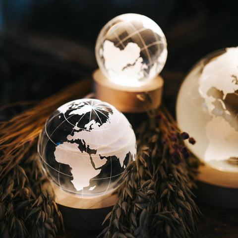 Sfera Mondo in Cristallo con Luce LED e Base in Legno