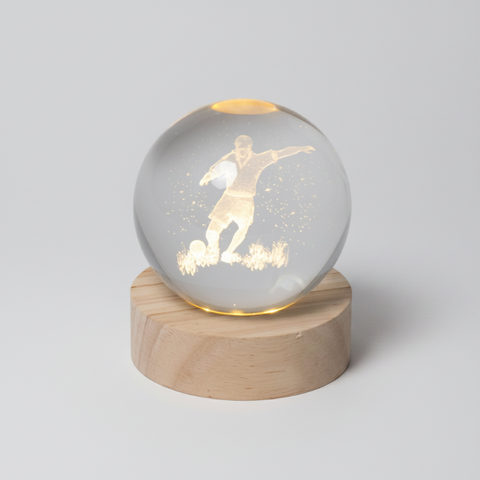 Sfera in Cristallo Calciatore con Luce LED e Base in Legno – Bomboniera Tema Calcio