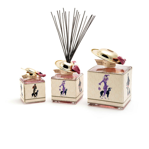 Tre diffusori di fragranze Madrhélen Paris di diverse dimensioni con rivestimento in pelle decorata e dettagli dorati.